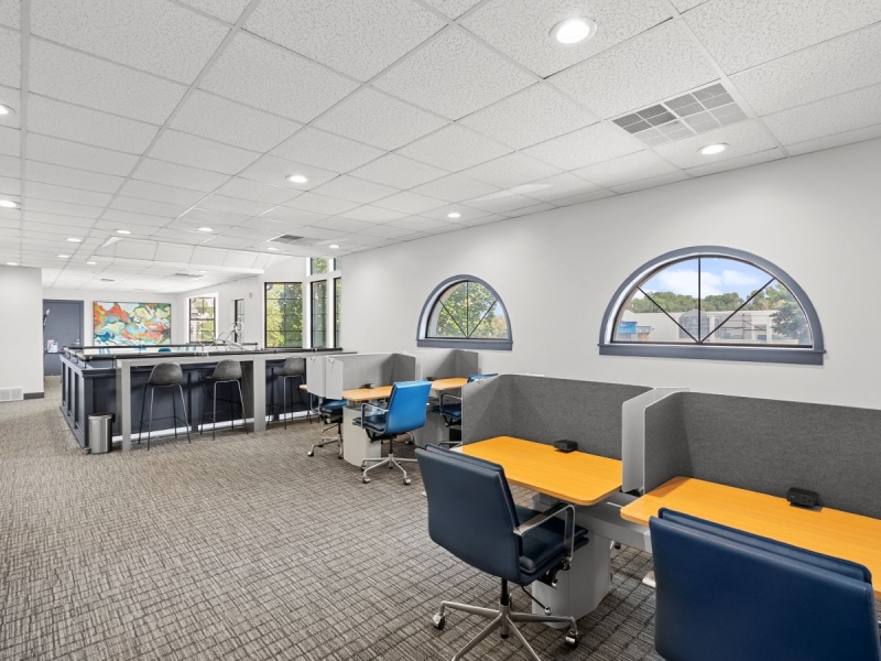 Work your way with adjustable sit/stand desks designed to keep you comfortable and focused.