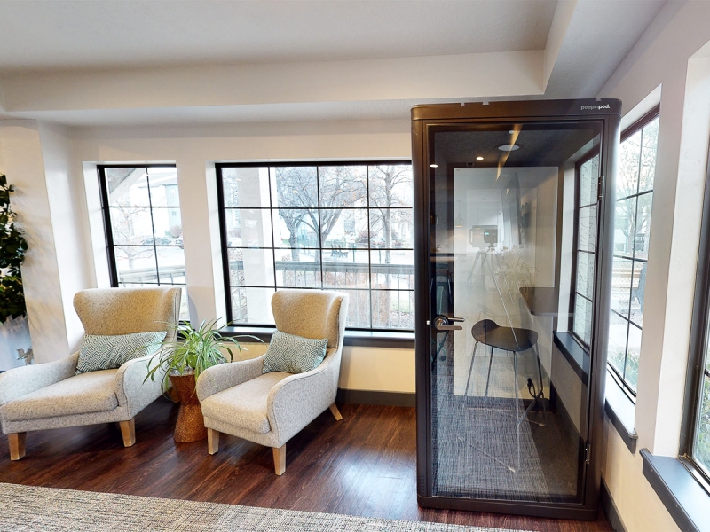 Step into a sound-minimizing privacy pod for quick calls, virtual meetings, or moments of focus.