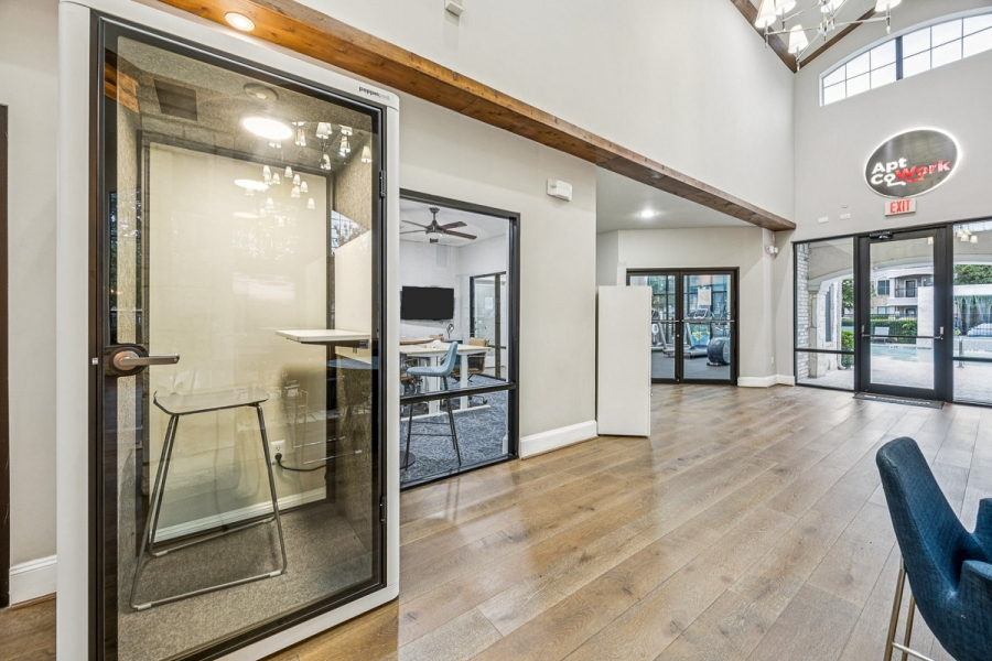 Step into a sound-minimizing privacy pod for quick calls, virtual meetings, or moments of focus.