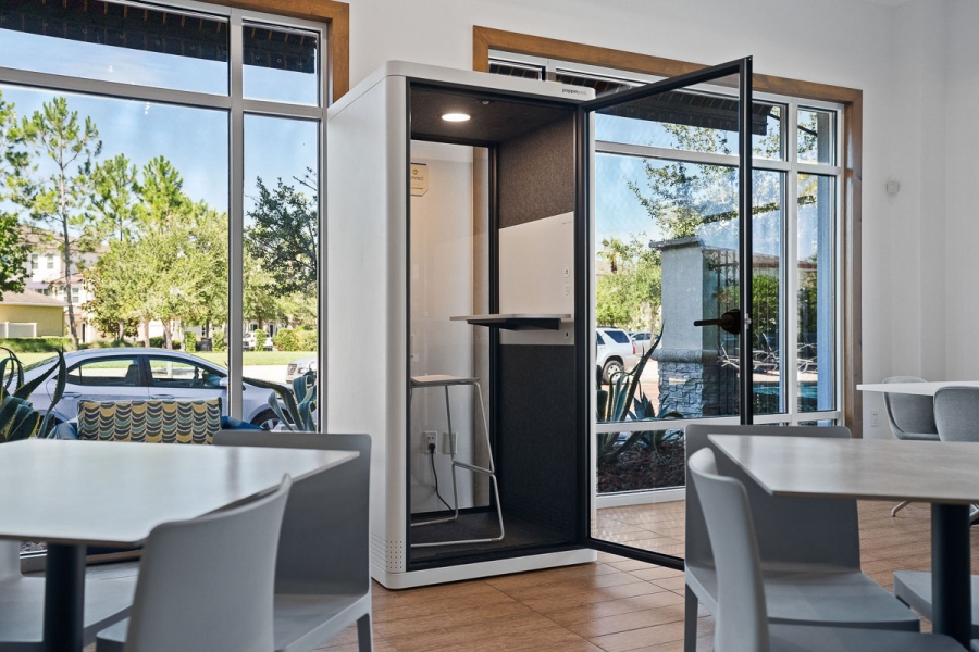 Step into a sound-minimizing privacy pod for quick calls, virtual meetings, or moments of focus.